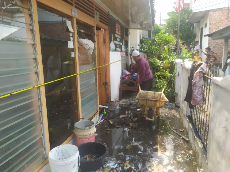 Kondisi bedeng tiga pintu di Jalan Srijaya Negara Kelurahan Bukit Lama Kecamatan Ilir Barat I Palembang pasca terbakar. (Fauzi/RMOLSumsel.id)