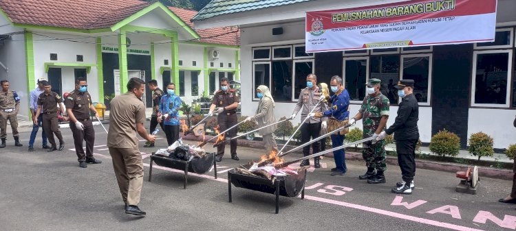 Pemusnahan barang bukti oleh Kejari Pagar Alam. (Taufik/RMOLSumsel.id)