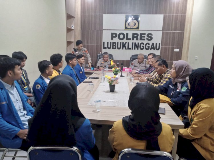 Perwakilan mahasiswa yang tergabung dalam PMII Lubuklinggau saat audiensi ke Polres Lubuklinggau menanyakan perkembangan kasus pembunuhan rekannya.(foto Istimewa)