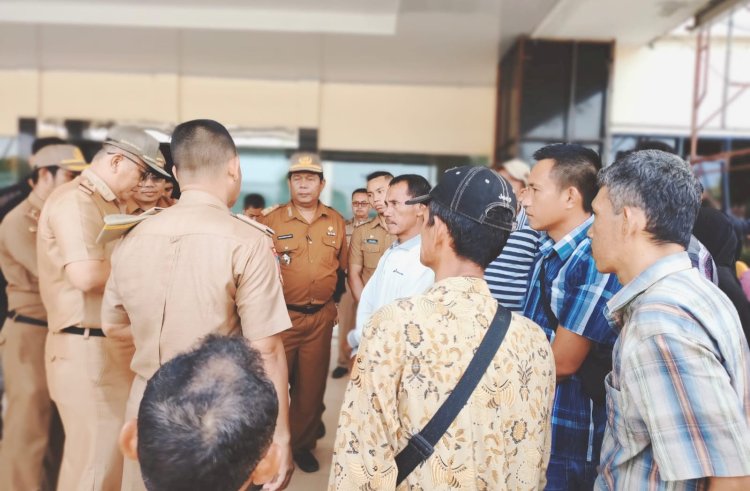 Puluhan warga Desa Lubuk Gelanggang melakukan aksi di Kantor Bupati, menuntut supaya kades diberhentikan. (Salim/RMOLSumsel.id)