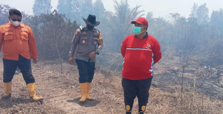 Sekda Muara Enim, Yulius tinjau lokasi kebakaran di lahan milik PT Sumatera Asia Mandiri (SAM) Desa Putak, Kecamatan Gelumbang/ist