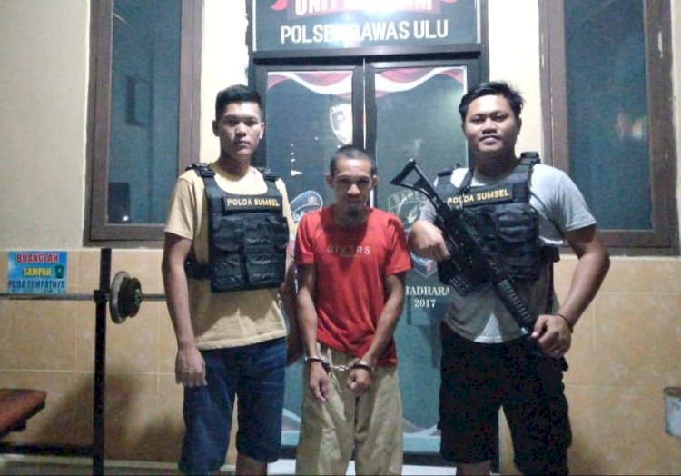 Qodar (38) pelaku pembakaran pondok petani saat ditangkap polisi.(ist/RMOLSumsel.id)