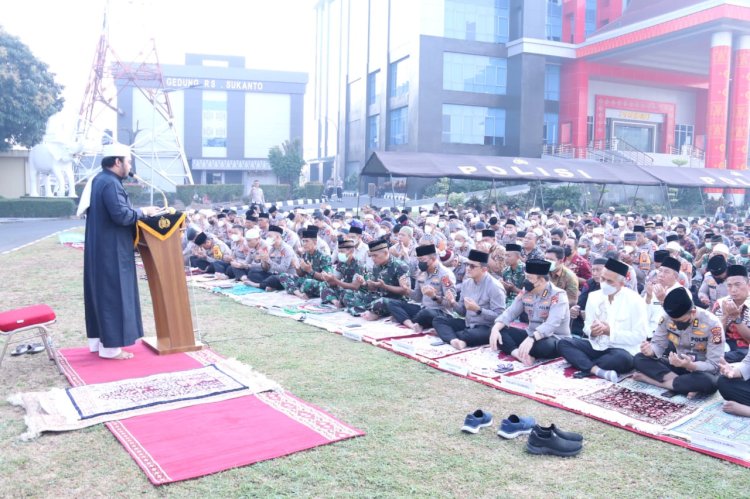    Kepolisian Daerah (Polda) Sumatera Selatan menggelar shalat Istisqa atau minta hujan bersama Forkopimda agar bencana kabut asap akibat kebakaran hutan dan lahan cepat mereda.(ist/RMOLSumsel.id)