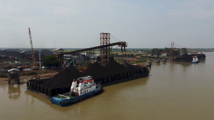 Aktivitas loading batu bara PT RMK yang mencemari udara warga di Selat Punai, Palembang. (dok. RMOLSumsel.id)