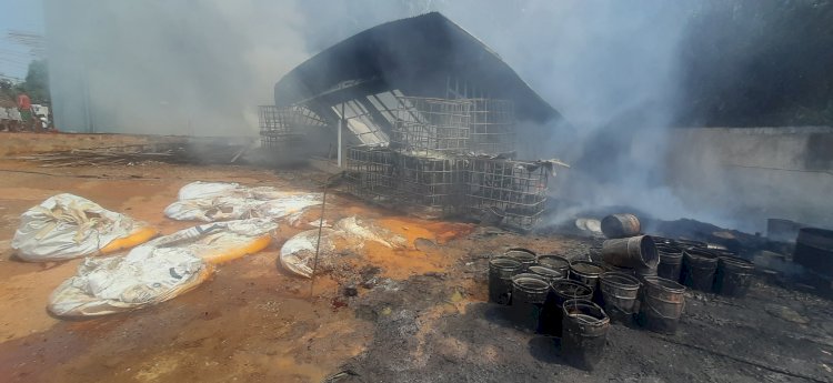 Petugas pemadam kebakaran saat memadamkan kobakaran api di gudang penimbunan minyak jelantah. (Fauzi/RMOLSumsel.id)