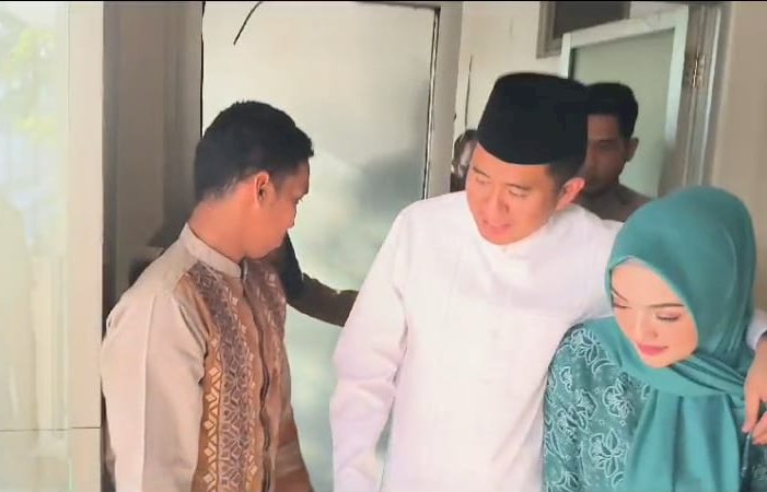 Plt Bupati Muara Enim Ahmad Usmarwi Kaffah gandeng istrinya menhindari kejaran wartawan/repro