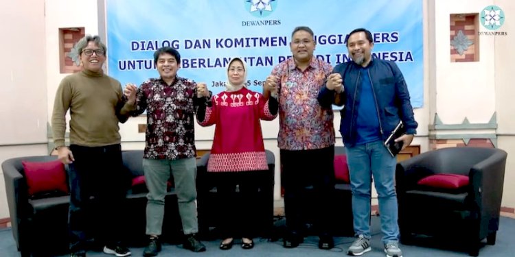 Dari kiri ke kanan: Anggota Dewan Pers Asmono Wikan, Ketua Forum Pimred Arifin Asydad, Ketua Dewan Pers Ninik Rahayu, Ketum Jaringan Media Siber Indonesia (JMSI) Teguh Santosa, dan Ketum Asosiasi Media Siber Indonesia (AMSI) Wahyu Dhyatmika/RMOL