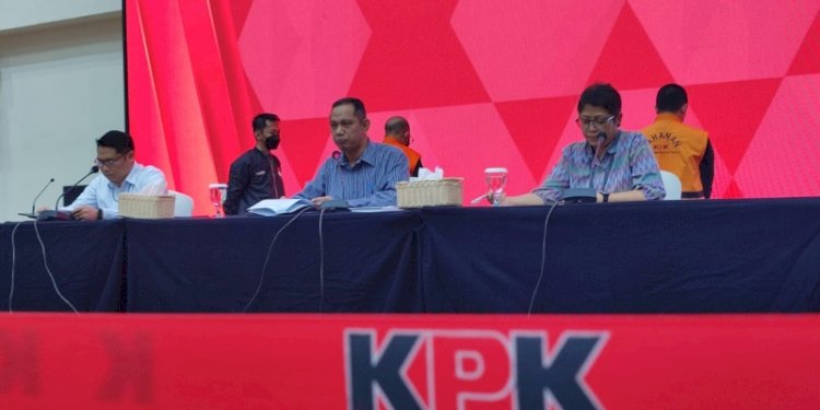 Wakil Ketua KPK, Nurul Ghufron (tengah) saat mengumumkan penahanan tersangka kasus bansos Kemensos tahun 2020/RMOL