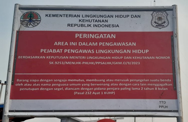 Kementerian KLHK meyegel kawasan pelabuhan PT RMK Energy yang berada di Kecamatan Muara Belida Kabupaten Muara Enim, terkait debu batu bara yang mencemari udara warga Selat Punai. (ist/RMOLSumsel.id)