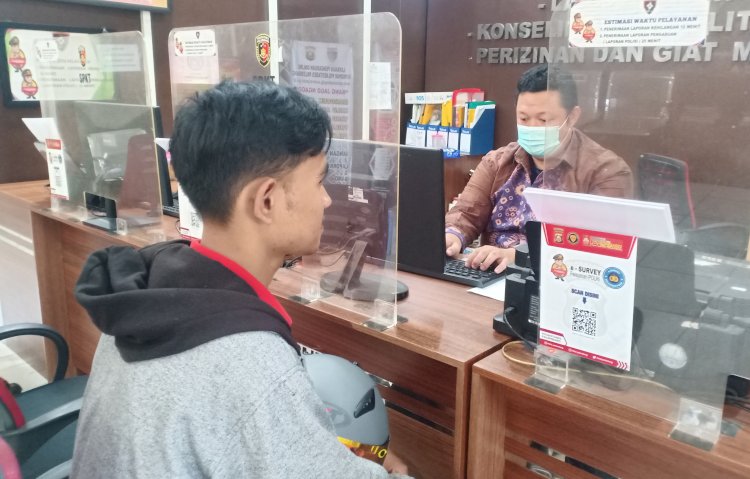 Pegawai minimarket mendatangi SPKT Polrestabes Palembang/Foto:Dheny Pratama