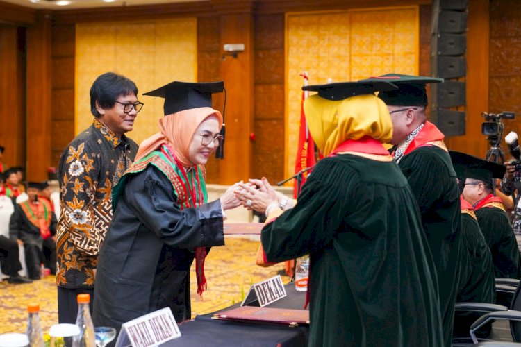   Ketua DPRD Sumsel, Dr. Hj. RA. Anita Noeringhati, SH., MH., resmi menyandang gelar Doktor Ilmu Hukum dari Fakultas Hukum Universitas Islam Sultan Agung (Unissula) Semarang. (ist/RMOLSumsel.id)