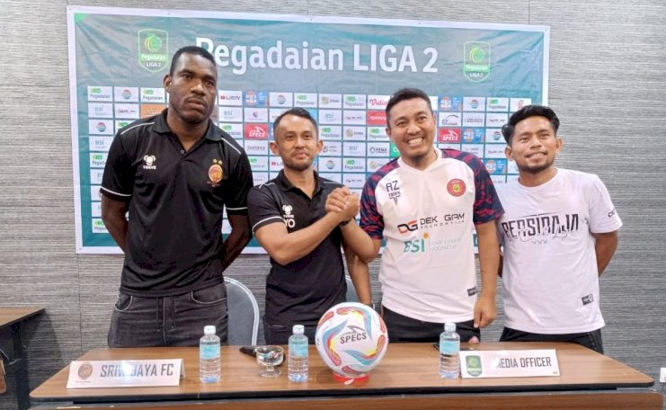 Pelatih Sriwijaya FC Muhammad Yusuf Prasetyo (kedua kiri) usai konferensi pers di Banda Aceh. Foto: Razi/RMOLAceh