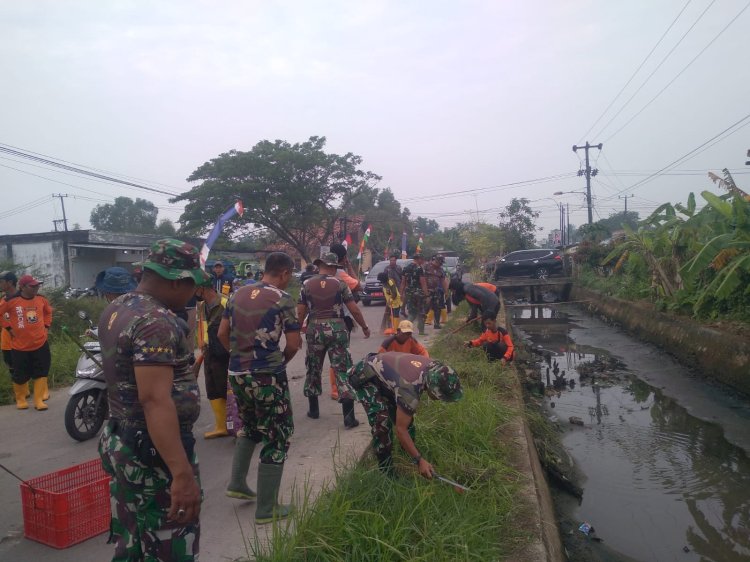 Sejumlah personel Kodim 0418 Palembang bergotong royong membersihkan Sungai Sebatok dari sampah. (deni/rmolsumsel.id) 