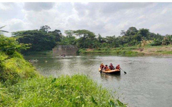 Petugas sedang melakukan pencarian terhadap Junardi (39) yang tenggelam di Sungai Enim/Foto:Noviasnyah