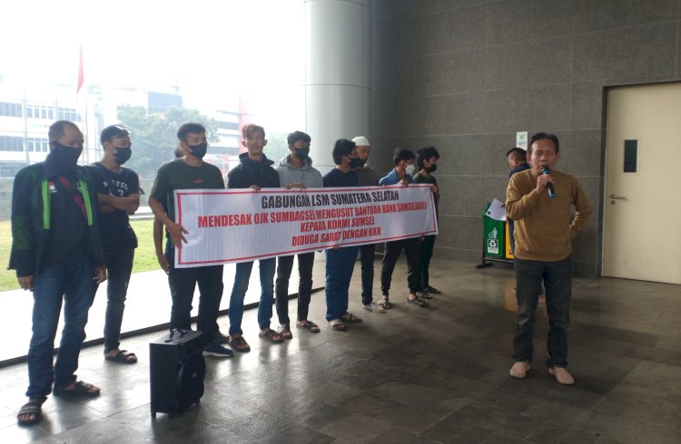 Gabungan LSM geruduk Kantor OJK Sumbagsel/Foto:Dhenny Pratama