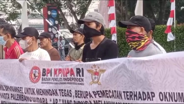 Massa dari BPI KNPA RI menggelar aksi demo di Kantor BPN Sumsel. (ist/rmolsumsel.id) 