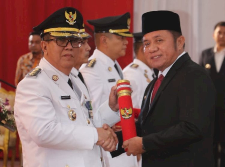 PJ Bupati Muara Enim Ahmad Rizali saat dilantik oleh Gubernur Sumsel Herman Deru. (ist/rmolsumsel.id) 