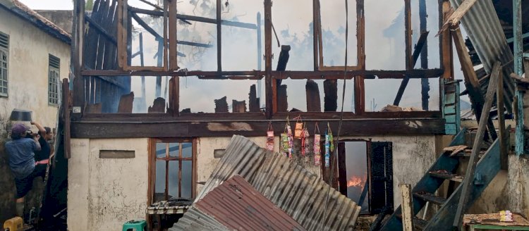 Kebakaran yang menghanguskan tiga rumah di Lorong Banten Palembang. (ist/rmolsumsel.id) 