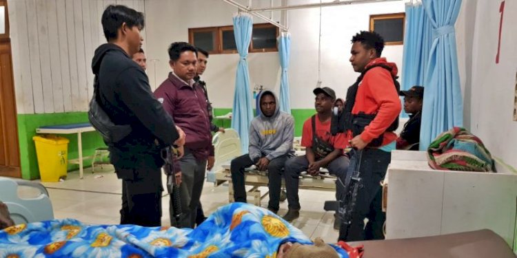 Perawatan korban penembakan di Distrik Oksibil, Kabupaten Pegunungan Bintang/Ist