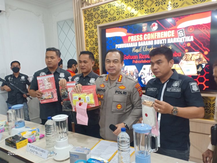 Polrestabes Palembang melakukan ungkap kasus penyelundupan  1.395 butir pil ekstasi. (Denny Pratama/RMOLSumsel.id)