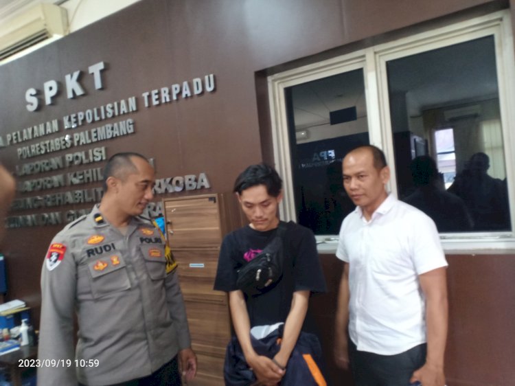    Seorang pengemudi ojek online (ojol) Sendi Pratama (24) warga Rusun Blok 30, Kelurahan 24 Ilir, Kecamatan Bukit Kecil, Palembang harus berurusan dengan pihak berwajib.(Denny Pratama/RMOLSumsel.id)