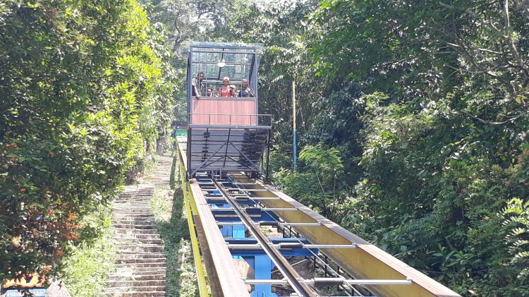 Dilarang Bawa Korek dan Rokok, Sebelum Naik Inclinatilor Diperiksa Antisipasi Karhutla di Bukit Sulap. (ist/RMOLSumsel.id)