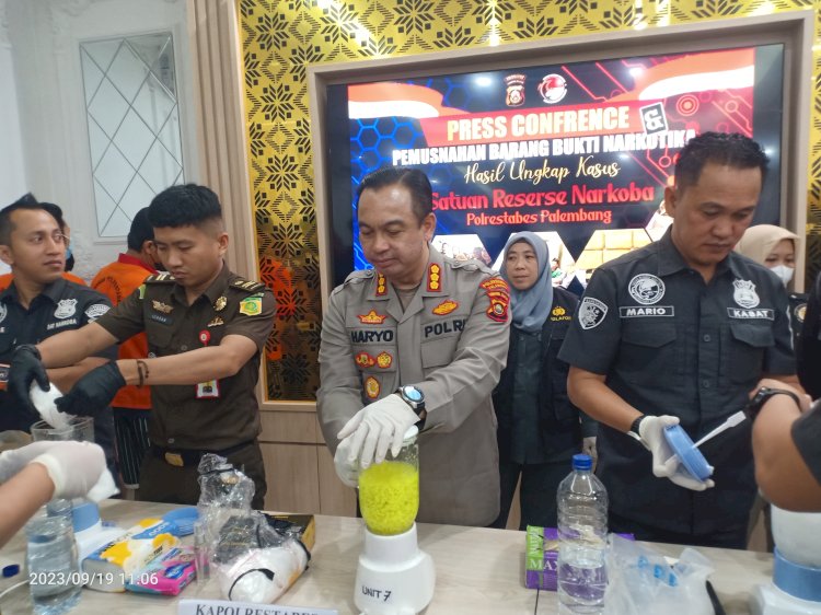 Kapolrestabes Palembang, Kombes Pol Harryo Sugihhartono bersama jajaran saat pemusnahan barang bukti narkoba. (ist/rmolsumsel.id)