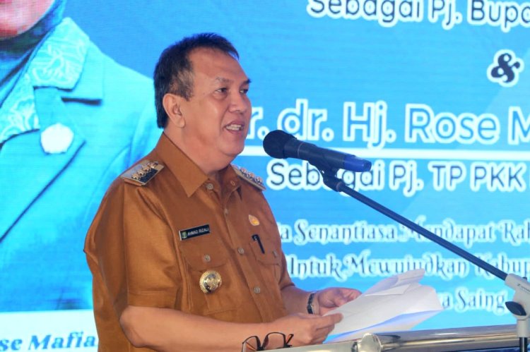 Pj Bupati Muara Enim, Ahmad Rizali berikan sambutan pada kegiatan silaturrahmi di Balai Agung Serasan Sekundang. (ist/rmolsumsel.id)
