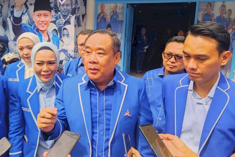 Ketua DPD Partai Demokrat Sumsel, Cik Ujang (tengah), didampingi Sekretaris Muchendi Mahzareki (kanan) dan Bendahara, Holda (kiri) saat acara di Sekretariat Demokrat Sumsel beberapa waktu lalu. (ist/rmolsumsel.id)  