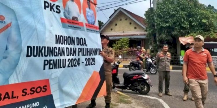 Badan Pengawas Pemilu (Bawaslu) Kabupaten Pesisir Barat, Lampung, sudah menertibkan 427 Alat Peraga Sosialisasi (APS) yang melanggar aturan/RMOLLampung