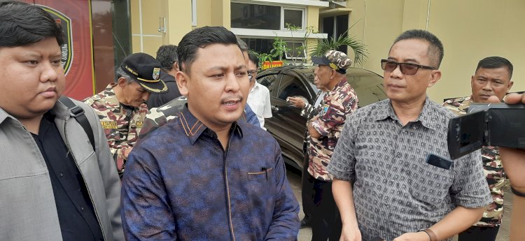  Hermanto (kiri) kuasa hukum Agus Kelana (kanan) memberikan keterangan usai menghadiri gelar perkara di Subdit II Harda Ditreskrimum Polda Sumsel. (Fauzi/RMOLSumsel.id)