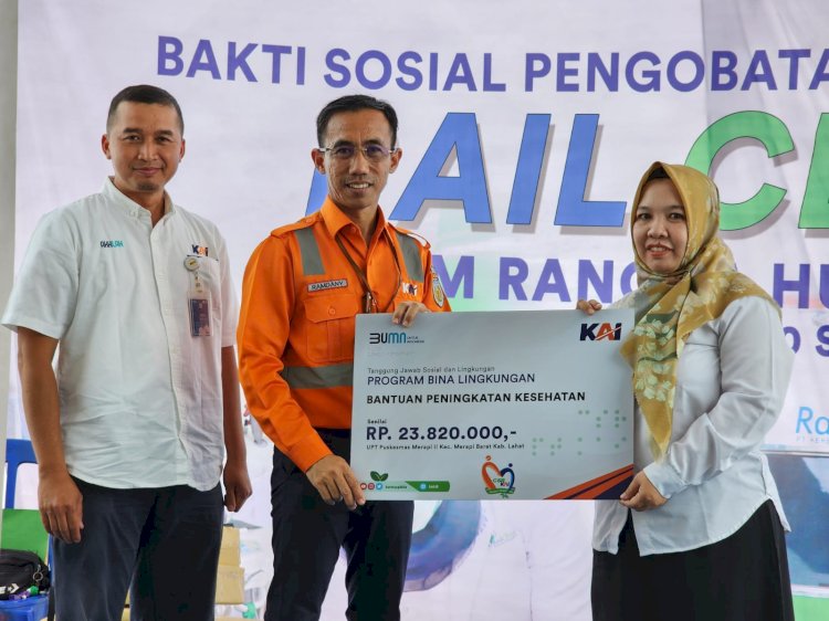 Deputy Divisi Regional III Palembang PT KAI (Persero) Mohamad Ramdany memberikan bantuan secara simbolis alat-alat kesehatan senilai Rp. 23.820.000 kepada Puskesmas Merapi II. (ist/rmolsumsel.id)