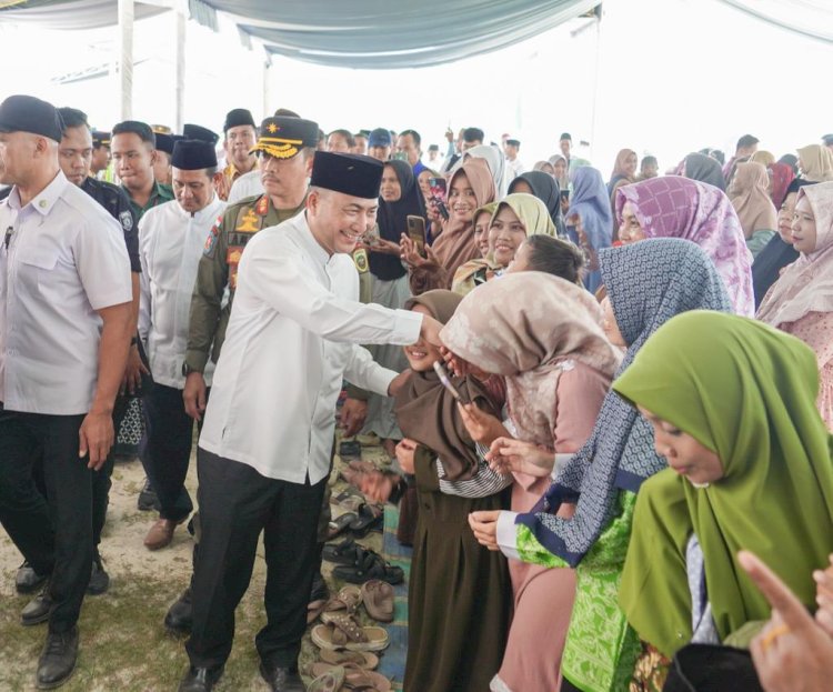 Pj Bupati Muba, Apriyadi Mahmud saat menyapa warga di acara  Tabligh Akbar Peringatan Maulid Nabi Muhammad SAW 1445 H / 2023 M di Lapangan Bola Kaki Desa Bumi Kencana, Kecamatan Sungai Lilin. (ist/rmolsumsel.id)