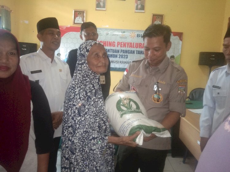 Penyaluran beras kepada warga kurang mampu di Kabupaten Muratara. (ist/rmolsumsel.id)