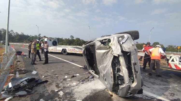 Kondisi mobil rombongan KONI Ogan Ilir yang mengalami kecelakaan di Tol Indralaya-Prabumulih mengalami ringsek parah. (ist/RMOLSumsel.id)