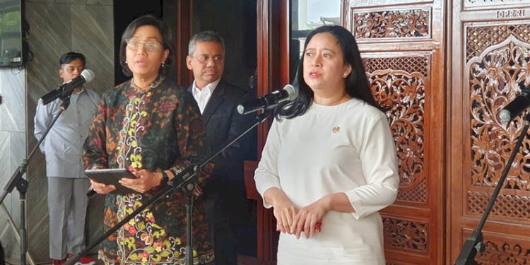 Ketua DPP PDIP, Puan Maharani (kanan) memberi keterangan kepada awak media usai Rapat Paripurna di Komplek Parlemen, Senayan, Jakarta, Kamis (21/9)/RMOL