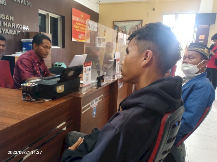 . Agus Yansyah (23)  yang dikeroyok tetangganya karena dituduh sebagai cepu polisi saat membuat laporan di Polrestabes Palembang, Kamis (21/9). (Denny Pratama/RMOLSumsel.id)