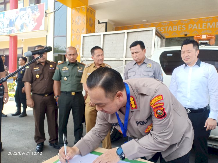 Kapolrestabes Palembang Kombes Pol Harryo Sugihhartono menandatangi dokumen penyerahan beruang madu ke pihak BKSDA Sumsel. (deni/rmolsumsel.id)
