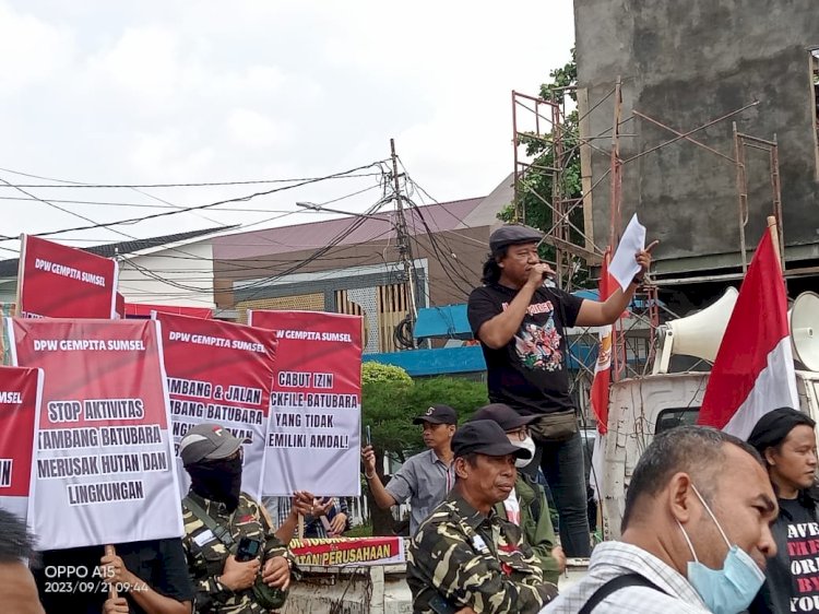 Generasi Muda Peduli Tanah Air (Gempita) melakukan demo ke kantor Gubernur Sumatera  Selatan (Sumsel). (Dudi Oskandar/rmolsumsel.id) 