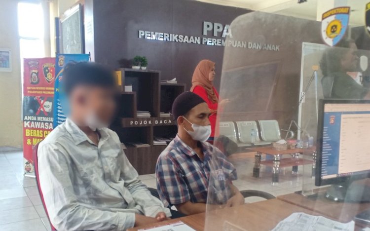 Korban ketika membuat laporan polisi di SPKT Polrestabes Palembang. (Denny Pratama/RMOLSumsel.id)