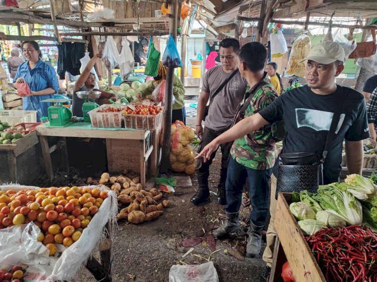 Polisi melakukan olah TKP di Pasar Palimo tempat penusukan Edison. (dok. Polisi)