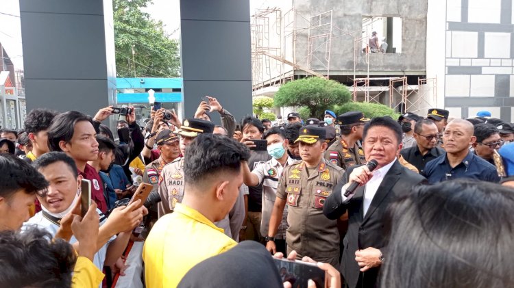 Ratusan mahasiswa yang tergabung dalam Gerakan Aliansi Sumsel Melawan Asap (Gasma)  melakukan aksi demo ke kantor Pemprov Sumatera Selatan (Sumsel) menuntut penanganan segera dan serius terhadap kabut asap yang telah meresahkan masyarakat setempat, Kamis (21/9).(ist/rmolsumsel.id)