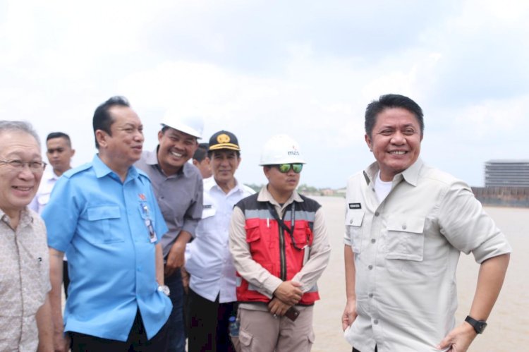 Gubernur Sumsel, Herman Deru (kanan) bersama Eks Dirut PT SMS, Sarimuda (kemeja biru)    saat meninjau Stasiun Simpang, Keramasan, Rabu (5/2/2020). (ist/rmolsumsel)