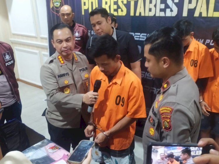 Kapolrestabes Palembang Kombes Pol Harryo Sugihartono saat memimpin press release tersangka perampokan toko Kelontongan di Jalan Talang Betutu Lama Kecamatan Sukarami Palembang . (Fauzi/RMOLSumsel.id)