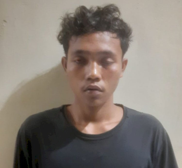 M Dedek Pernando (19) pelaku perampokan Indomaret saat ditangkap polisi. (Amizon/RMOLSumsel.id)