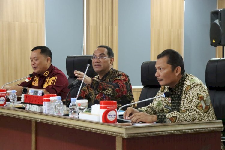 Kakanwil Kemenkumham Sumsel, Ilham Djaya memimpin rapat evaluasi kinerja satuan kerja Triwulan III Tahun Anggaran 2023 di Aula Musi Kantor Wilayah. (ist/rmolsumsel.id)