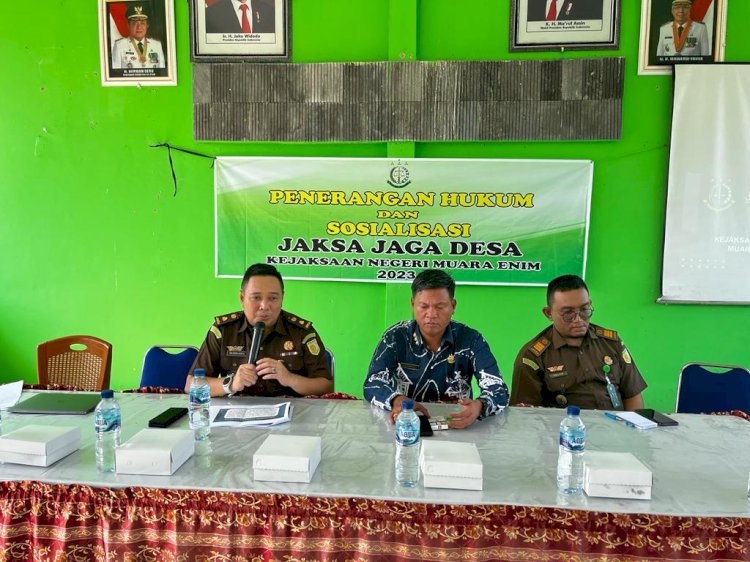 Tim Kejari Muara Enim saat melakukan sosialisasi penerangan hukum dan sosialisasi program Jaksa Jaga Desa (Jaga Desa) di Kecamatan Lembak. (noviansyah/rmolsumsel.id)