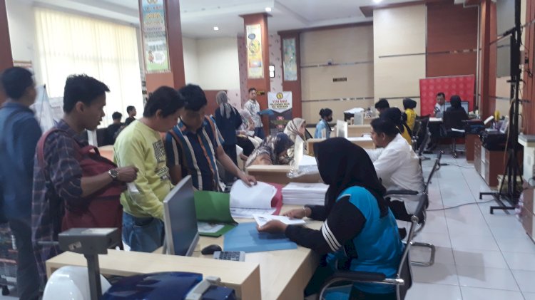 Kantor pelayanan pembuatan SKCK di Polres Lubuklinggau ramai dipadati pemohon. Keramaian tersebut sudah terjadi di bulan September ini karena adanya pembukaan CPNS.(ist/RMOLSumsel.id)