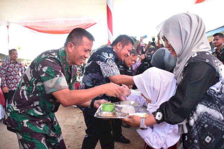 nglima Kodam II/Sriwijaya, Mayjen TNI Yanuar Adil, meluncurkan/melaunching Program Kodam II/Sriwijaya terbaru yakni, "Dapur Masuk Sekolah", Jum'at (22/9) bertempat di Sekolah Dasar Negeri 14 Jl. Tanjung Barangan, Bukit Baru, Kecamatan Ilir Barat. I, Kota Palembang.(ist/rmolsumsel.id)