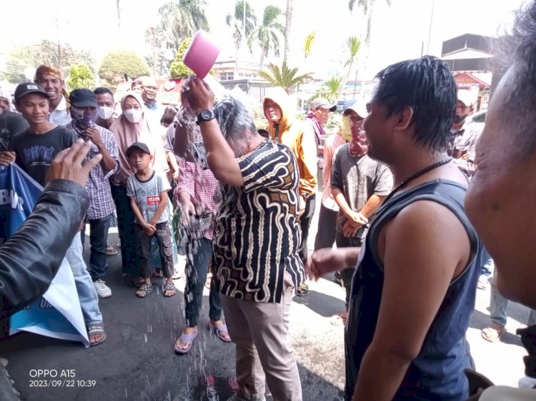 Waraga mandi di depan halaman kantor Walikota Palembang karena protes kenaikan tarif air bersih PDAM Tirta Musi, Jumat  (22/9/2023).